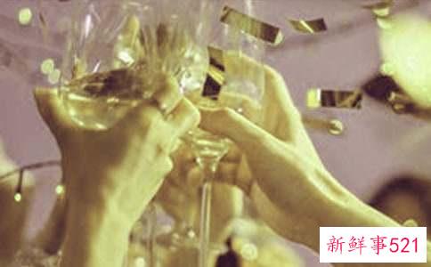 如何学习社交酒会中的葡萄酒礼仪