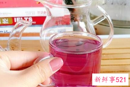 假黑枸杞泡水后什么颜色