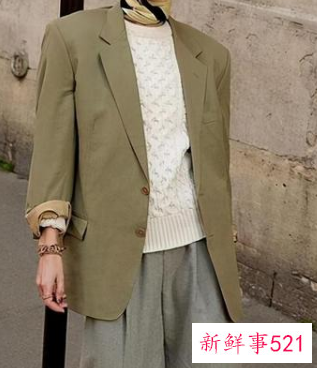 低圆领毛衣内搭配