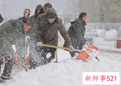 辽宁一家长开铲车到学校扫雪啥情况