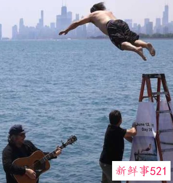 芝加哥一男子为缓解疫情带来的压力连续365天“跳湖”