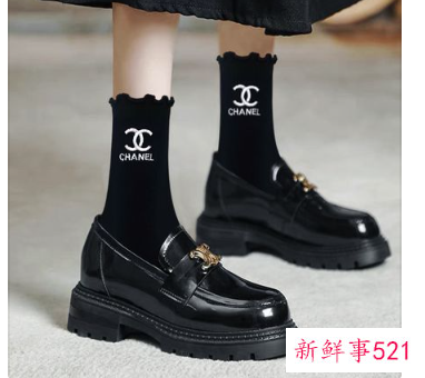 女孩黑色皮鞋配什么袜子