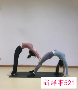 双人瑜伽健身的方式