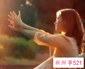 不主动不粘人的女生