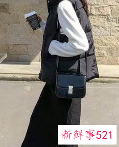 开叉黑裙子配什么上衣