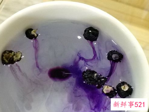 假黑枸杞泡水后什么颜色