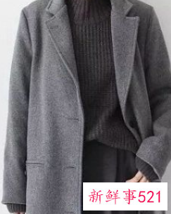 灰白色大衣配什么颜色的毛衣