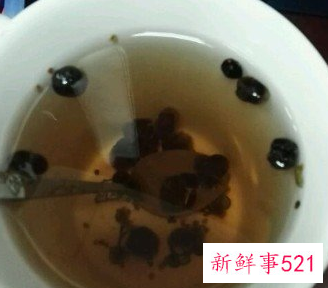 假黑枸杞泡水后什么颜色