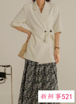 碎花半身裙的搭配