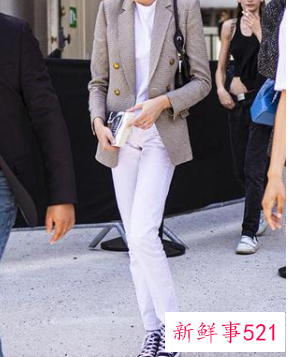 休闲小西装套装搭配什么鞋子