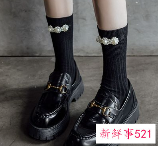 女孩黑色皮鞋配什么袜子