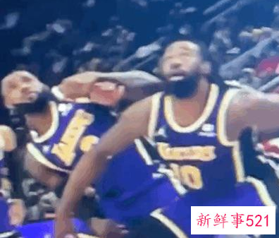 名记曝詹姆斯赛后试图再次道歉