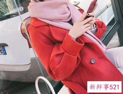 红色衣服搭什么颜色的围巾