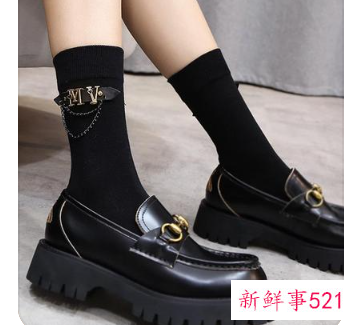 女孩黑色皮鞋配什么袜子