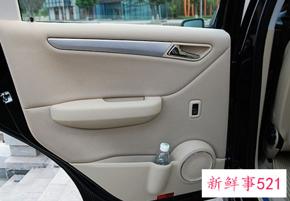 怎么拆卸汽车门板