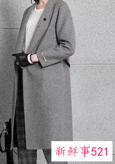 灰白色大衣配什么颜色的毛衣