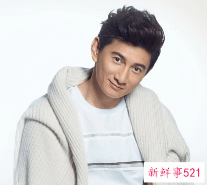 吴奇隆夫妇现身机场，不忘牵手秀恩爱