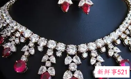 不同肤色适合配合的珠宝首饰