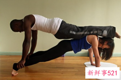 双人瑜伽健身的方式