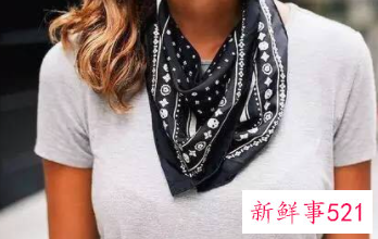 小方巾脖子上的系法