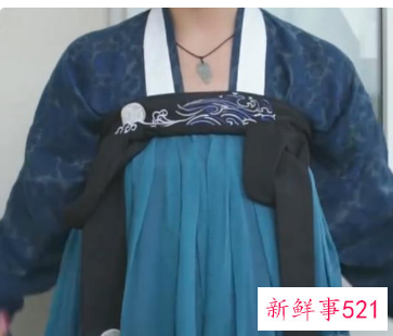 齐胸襦裙怎么穿