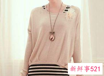 低圆领毛衣内搭配