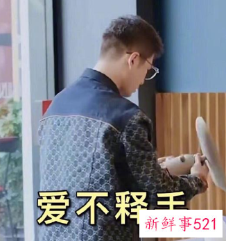 陈学冬黄景瑜节目中逛街，网友：像家长带孩子