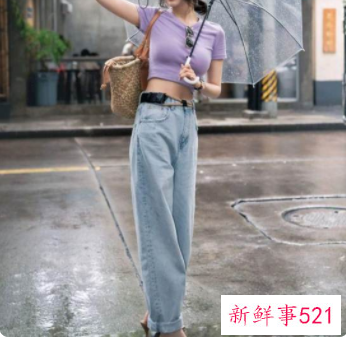 白色衣服搭配浅蓝色牛仔裤