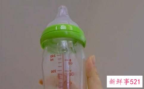 大人拿奶瓶的正确姿势