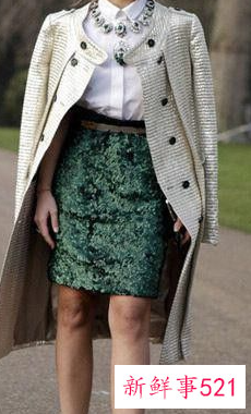 墨绿色的半身裙怎么搭配