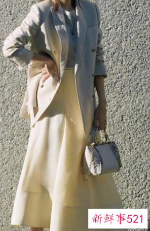 休闲小西装套装搭配什么鞋子