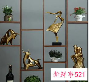 客厅酒柜怎么摆装饰品