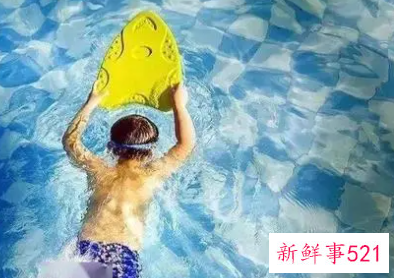 让孩子去学游泳我后悔了