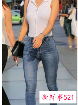 白色衣服搭配浅蓝色牛仔裤