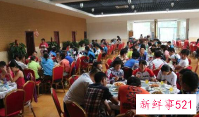 梦见一群熟人在一起吃饭有碗没人吃