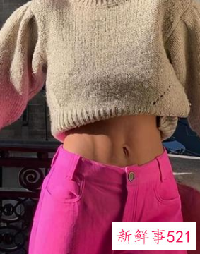 低圆领毛衣内搭配