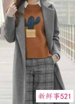 灰白色大衣配什么颜色的毛衣