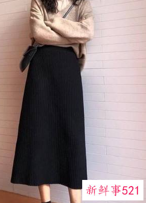 黑色针织长裙怎么搭配的