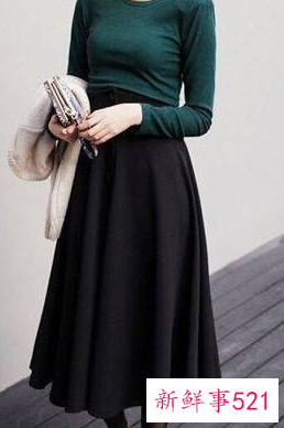 黑色针织长裙怎么搭配的