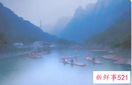 梦见水潭玩水是什么意思