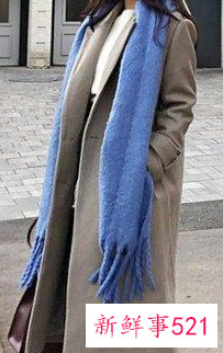 灰白色大衣配什么颜色的毛衣