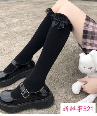 女孩黑色皮鞋配什么袜子