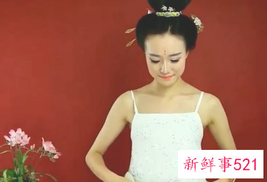 齐胸裙子的穿法