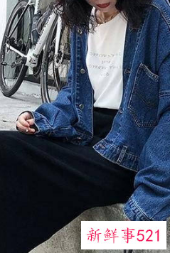 开叉黑裙子配什么上衣