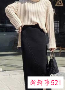 开叉黑裙子配什么上衣