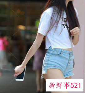 白色衣服搭配浅蓝色牛仔裤