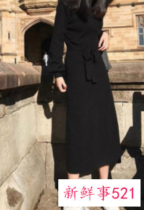 黑色针织长裙怎么搭配的