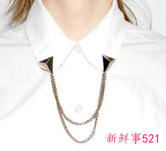 男生项链应该戴在衣领外面吗