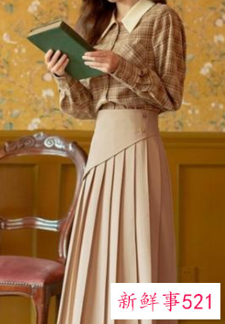 碎花半身裙的搭配