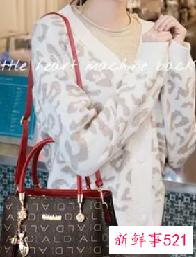 女士斜挎包正确挎法图解